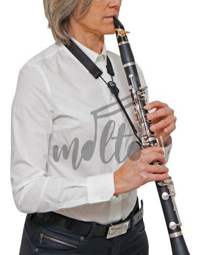 159-CFE-FLEX-STRAP-ELASTIC-IN-USE-Bb-CLAR-(1) CORDEL MARCA BG PARA CLARINETE SOPRANO (B♭) STANDAR ELASTICO